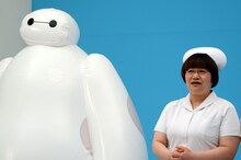 ベイマックスとハリセンボン春菜。