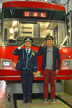 東急世田谷線の車庫で新曲イベントを行った徳永ゆうきとゲストの中川家・礼二。（左から）