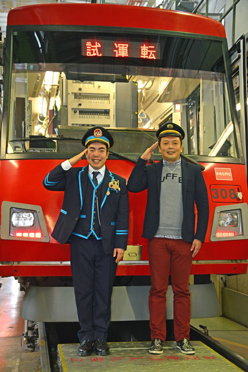 東急世田谷線の車庫で新曲イベントを行った徳永ゆうきとゲストの中川家・礼二。(左から)