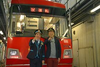 東急世田谷線の車庫で新曲イベントを行った徳永ゆうきとゲストの中川家・礼二。（左から）