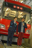 徳永ゆうきとコラボモノマネを披露する中川家・礼二。（右）