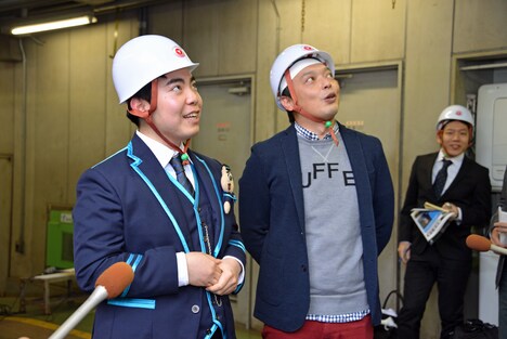 東急電鉄のヘルメットを着用して駅員気分を味わう徳永と礼二。