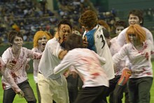 日ハム始球式で大乱闘を巻き起こした哀川翔と宮川大輔（中央の2人）。