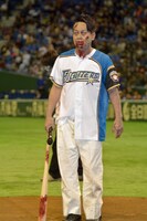 バッターボックスに立つ宮川大輔。