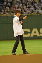 ピッチャーマウンドに立つ哀川翔。