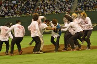 日ハム始球式の大乱闘シーン。