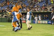 日ハムマスコットのポリーを追い回す宮川大輔。