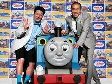 「映画 きかんしゃトーマス 勇者とソドー島の怪物（モンスター）」で声優を務めるタカアンドトシ。