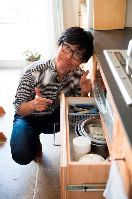 こだわりポイントを紹介するバッファロー吾郎・竹若。
