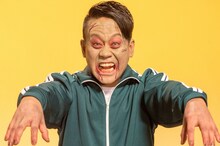 ヤバイヤバイ体操のお手本を披露している宮川大輔。(c)2015「Zアイランド」製作委員会