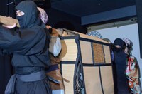 日村は駕籠に乗って登場。