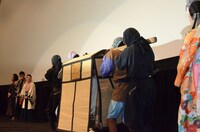 忍者たちが日村の乗った駕籠をステージに運ぶ。