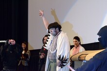 駕籠から姿を現したバナナマン日村。