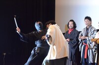 忍者に噛みつくバナナマン日村。