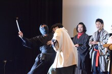 忍者に噛みつくバナナマン日村。