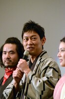 川岡大次郎（中央）