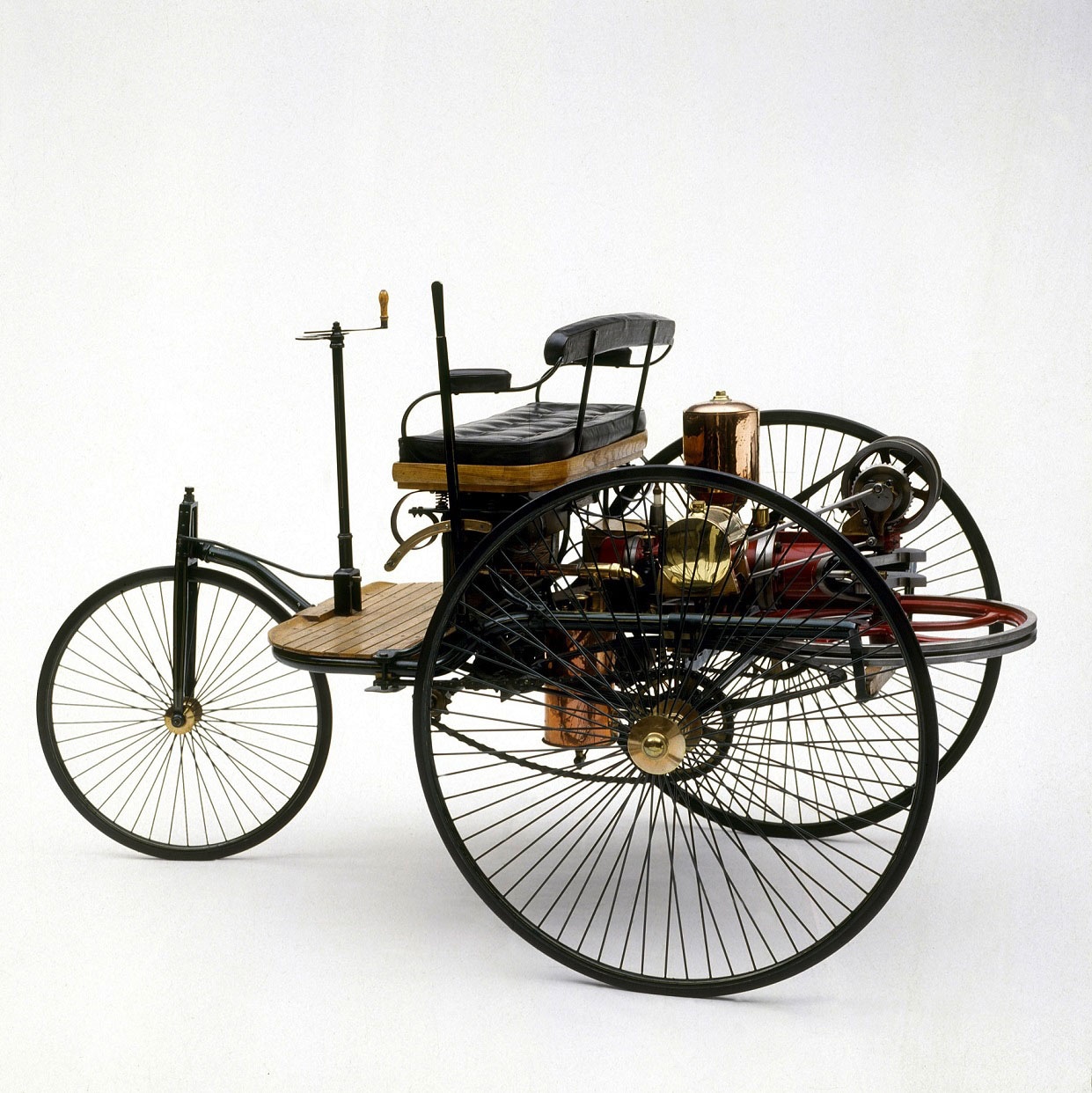 展示される車。