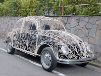 展示される車。