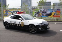 展示される車。