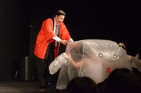 客席に愛嬌をふりまくわらび舞妓ちゃん。