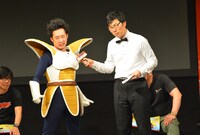 ベジータに扮して登場したR藤本（左）。