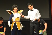 ベジータに扮して登場したR藤本（左）。