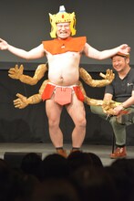 アシュラマンに扮して登場したハリウッドザコシショウ。