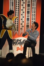 回答がスベり、ベジータに「貴様！」と責められるしずる池田（右）。