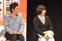 「大喜利（オギリ）メーション」にゲストで登場したしずる池田と伊藤修子（左から）。