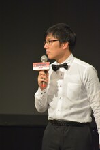 進行役を務めるザ・プラン9浅越ゴエ。