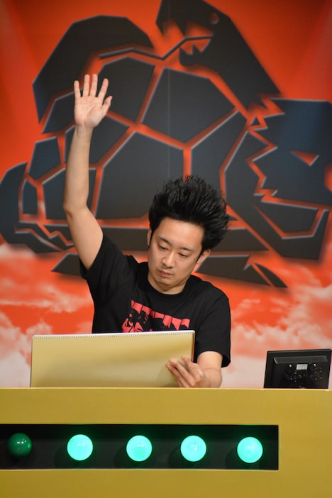 バッファロー吾郎・竹若チーム先鋒のR藤本。