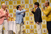 （左から）キャイ～ン、ずん。