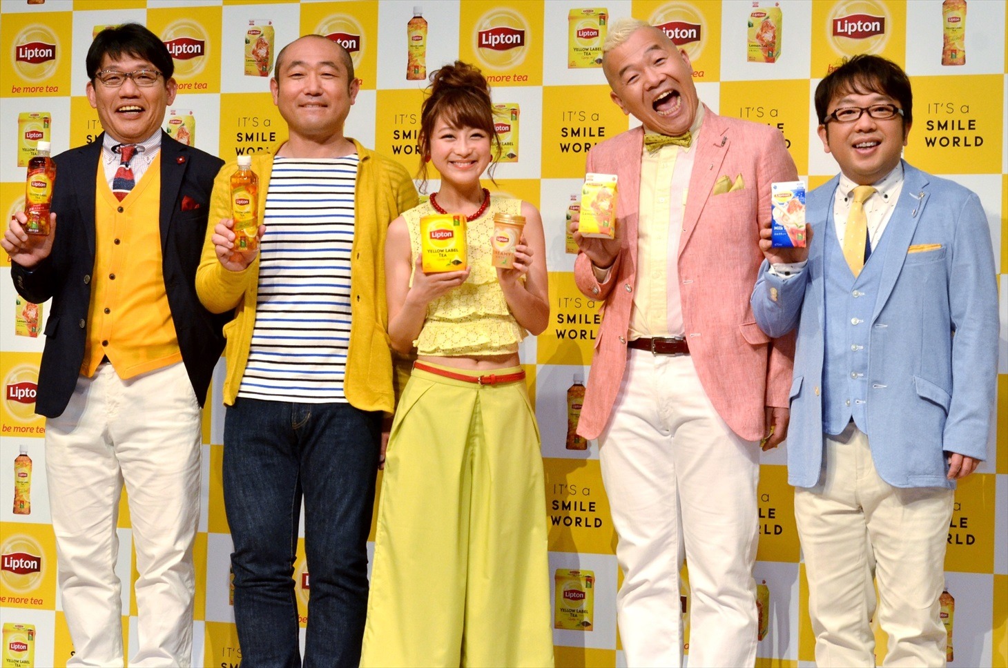 リプトン新キャンペーンの発表イベントに登場した（左から）ずん、鈴木奈々、キャイ～ン。