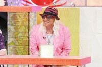 「有吉のバカだけどニュースはじめました」初登場のDJ KOO。(c)テレビ東京