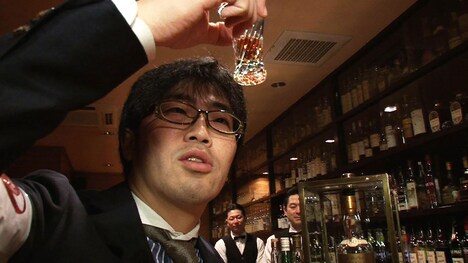 取材を行ったドランクドラゴン鈴木。(c)テレビ東京