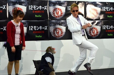 ゆりありく・りく（中央）に威嚇される、じゅんいちダビッドソン（右）。