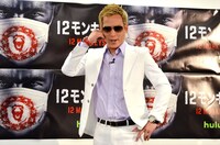 「クリーニング店でクレームを受ける本田圭佑」のネタを披露する、じゅんいちダビッドソン。