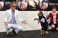 コラボネタを披露する（左から）じゅんいちダビッドソン、ゆりありく。