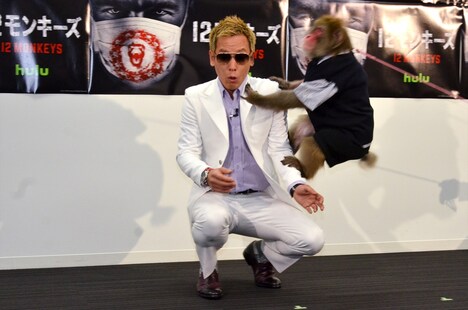 ゆりありく・りく（右）に飛び蹴りでツッコミを受けるじゅんいちダビッドソン（中央）。