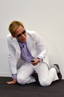 ゆりありく・りくの飛び蹴りを受けて呆然とする、じゅんいちダビッドソン。