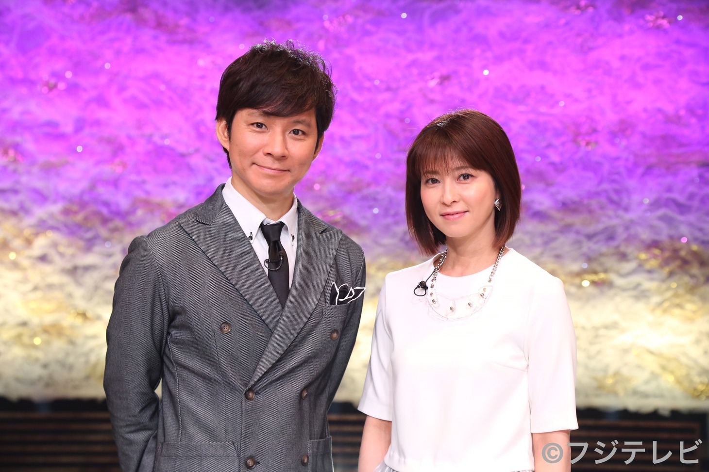 「水曜歌謡祭」MCの（左から）アンジャッシュ渡部、森高千里。(c)フジテレビ