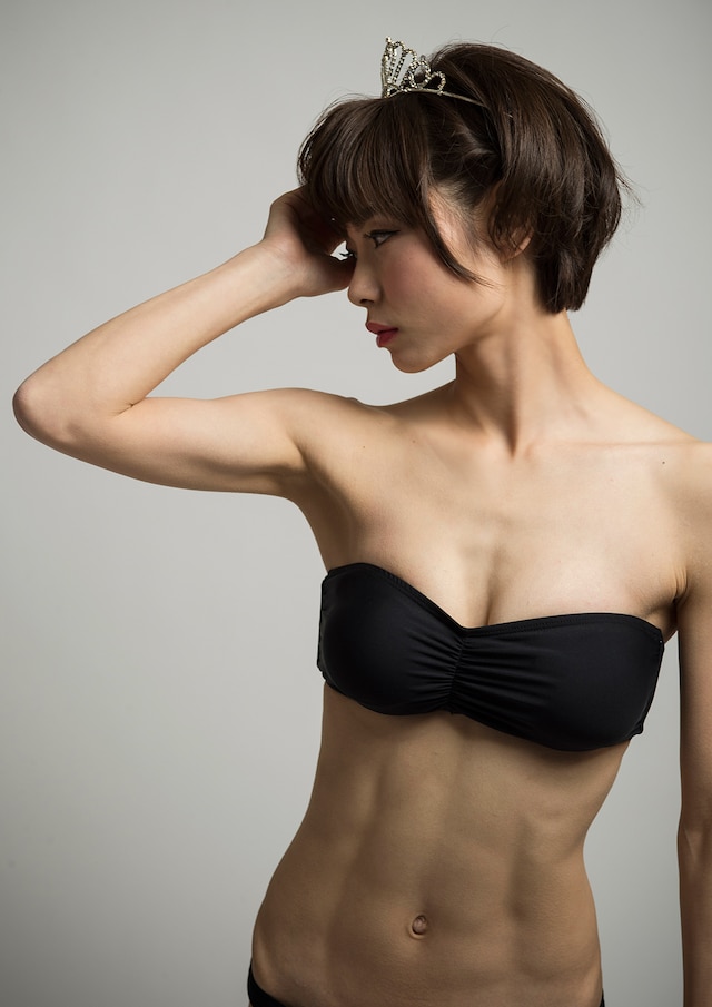 「安田由紀奈 写真集 ぷりちー。」のワンカット。(c)よしもとクリエイティブ・エージェンシー