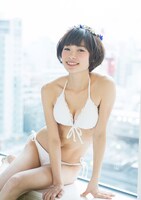 「安田由紀奈 写真集 ぷりちー。」のワンカット。(c)よしもとクリエイティブ・エージェンシー