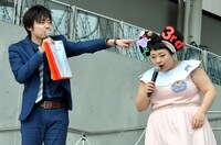 （左から）ラフレクラン西村、渡辺直美。