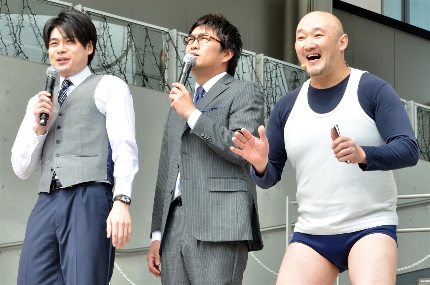 （左から）平成ノブシコブシ、くまだまさし。