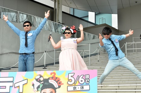 ラッスンゴレライのコラボネタを披露する8.6秒バズーカーと渡辺直美（中央）。