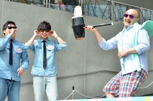 （左から）8.6秒バズーカー、くまだまさし。