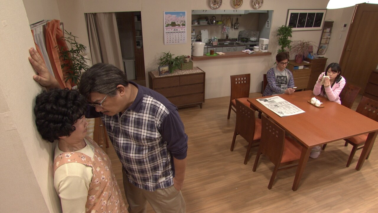 「七人のコント侍」で子供たちと父母の攻防戦を描くコント「初任給24」