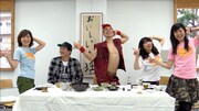 ツネ（中央）のイチオシギャグ「ホットヒーヒー」を披露。