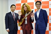 タブレット純（中央）と、株式会社オウケイウェイヴの代表取締役社長・兼元氏（左）、同取締役マーケティング本部長・佐藤氏（右）。